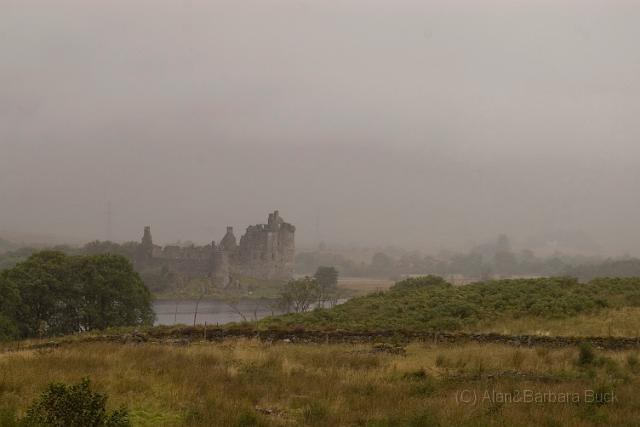 IMGP4684crop2.jpg - Kilchurn Castle looms out of the mist.