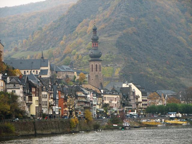 IMG_3303.JPG - Cochem from along the river.